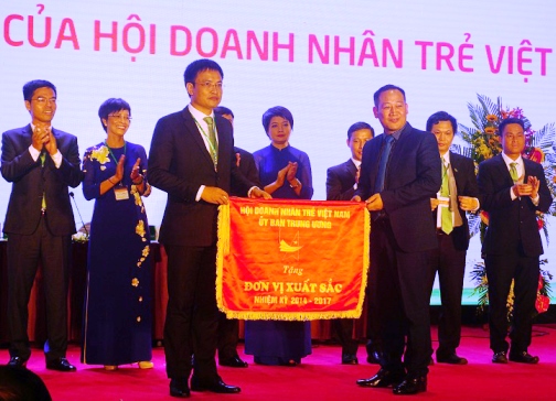  Hội doanh nhân trẻ Hà Nội nhận cờ đơn vị xuất sắc của Hội doanh nhân trẻ Việt Nam